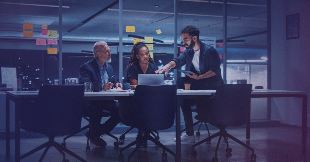equipe de gestão debatendo sobre marketing para industria